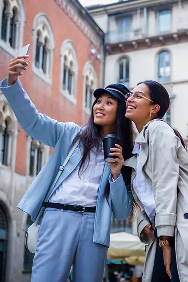 Twee vrienden nemen een selfie.