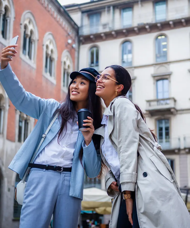 Twee vrienden nemen een selfie.