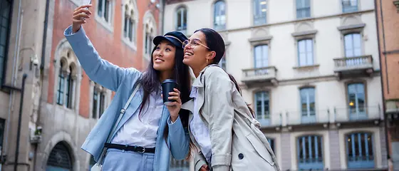 Twee vrienden nemen een selfie.