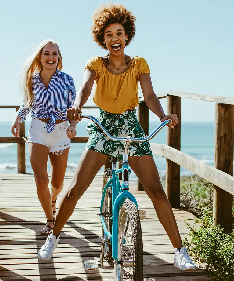 Twee jonge vrouwen op het strand